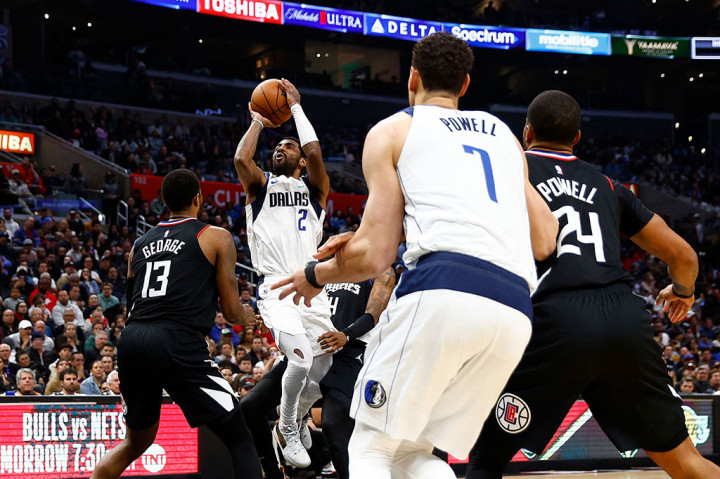 Kyrie Irving yang baru saja pindah dari Brooklyn Nets mengawali debutnya dengan mencetak poin tertinggi untuk timnya yaitu 24 poin, 5 assist, dan 4 rebound.