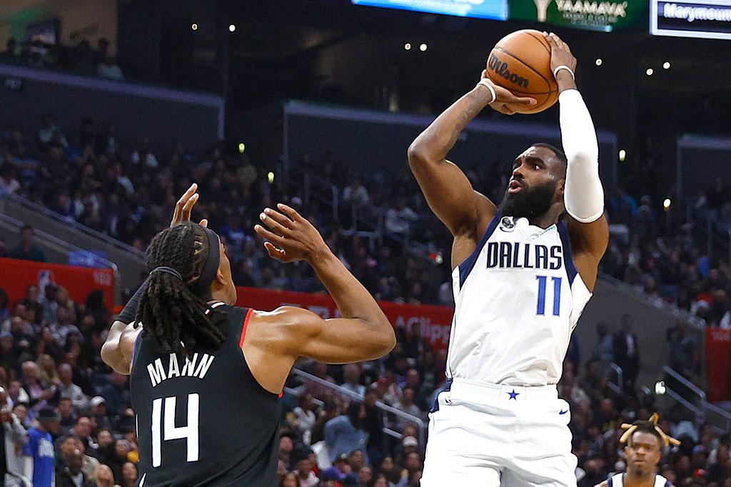 Pemain Mavericks lainnya, Tim Hardaway Jr menambahkan 19 poin, Reggie Bullock menyumbang 18 poin, Josh Green 14 poin, dan Dwight Powell 10 poin.