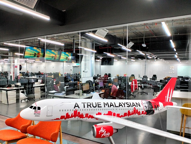 RedQ punya interior open office atau open space office.