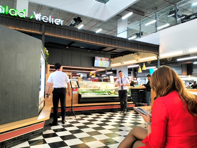 Kamu juga bisa membeli kopi, salad, cake, roti, dan sebagainya di dalam area RedQ ini.