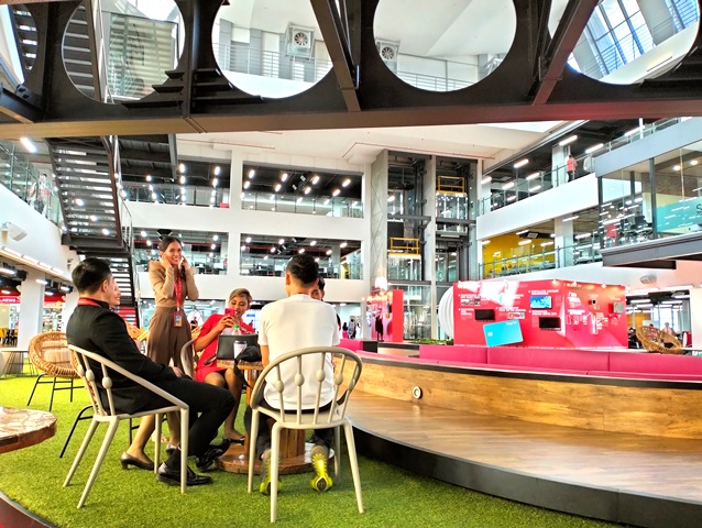 Area tengah RedQ jadi salah satu space berkumpul untuk berbagai keperluan.