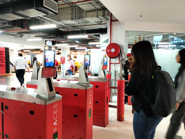 Mesin absen karyawan di RedQ memakai sistem Absensi Face Recognition.
