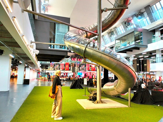 RedQ punya perosotan atau tabung seluncuran spiral baja dari lantai atas.
