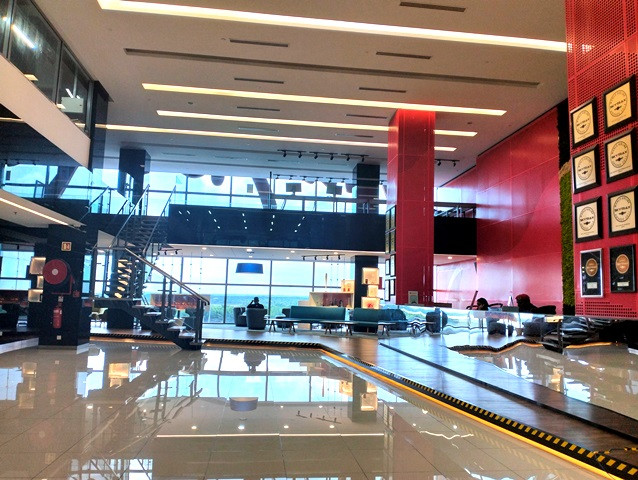 Lobby depan RedQ yang luas dengan banyak ruangan terbuka.