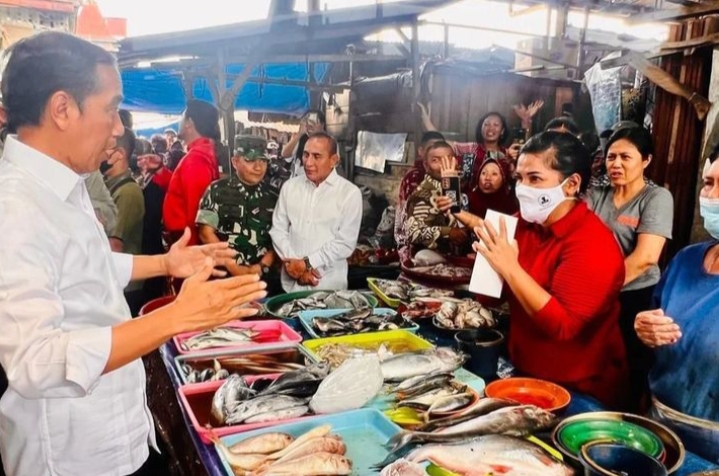 Pemred Bisnis Indonesia Maria Benyamin yang terlibat langsung dalam kegiatan blusukan bersama Presiden mengaku antusias bisa melihat secara langsung ramainya masyarakat yang ingin bertemu dengan Kepala Negara.