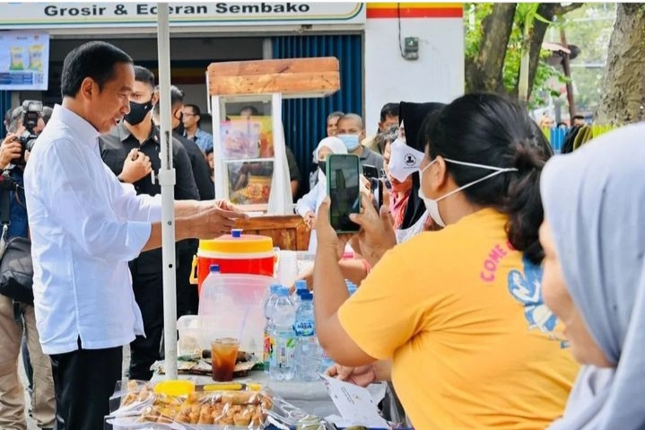 Kiki menjelaskan bahwa pada saat mengunjungi kedua pasar tersebut, Presiden menanyakan kondisi harga sembako langsung kepada para pedagang.