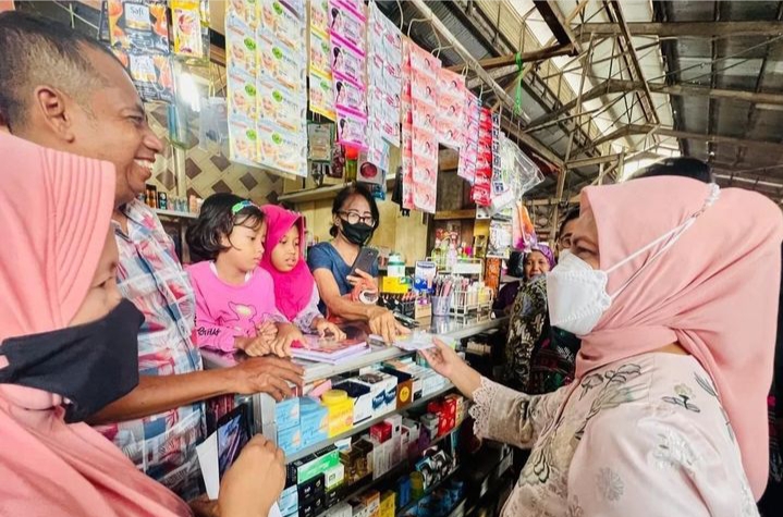 Sementara itu Ibu Negara Iriana Joko Widodo juga berbincang-bincang dengan para pedagang dan pengunjung pasar.