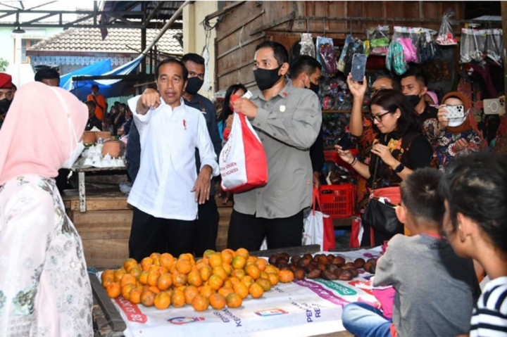 Presiden Joko Widodo mengajak sejumlah pemimpin redaksi (pemred) blusukan ke pasar untuk mengecek harga-harga bahan pokok, dalam kunjungan kerjanya di Kota Medan, Provinsi Sumatera Utara, Kamis, 9 Februari 2023.