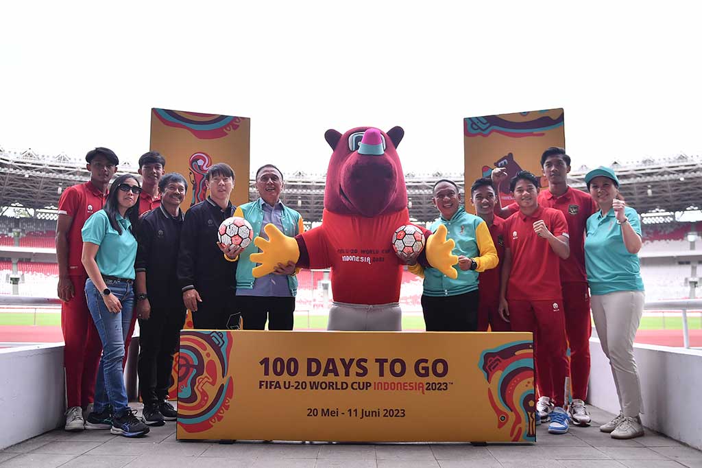 Menteri Pemuda dan Olahraga (Menpora) sekaligus Ketua INAFOC (satuan kerja yang mengoordinasikan tugas dan hasil dari tuan rumah antara FIFA dan pemerintah) Zainuddin Amali (kelima dari kanan), berfoto bersama Umum PSSI Mochamad Iriawan (keenam dari kiri), Pelatih Shin Tae-yong (kelima dari kiri), Direktur Teknik PSSI Indra Sjafri (keempat dari kiri) dan pemain U-20 Indonesia saat acara 100 hari menuju kick off Piala Dunia FIFA U-20 Indonesia 2023 di Stadion Utama Gelora Bung Karno.