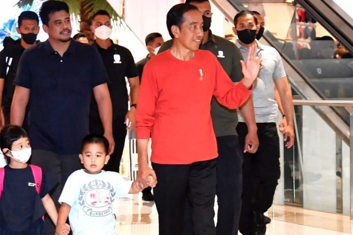 Di sela hari kedua kunjungan kerjanya ke Provinsi Sumatra Utara, Presiden Joko Widodo menemani dua cucunya mengunjungi pusat perbelanjaan DeliPark Mall di Medan, Kamis, 9 Februari 2023 malam.