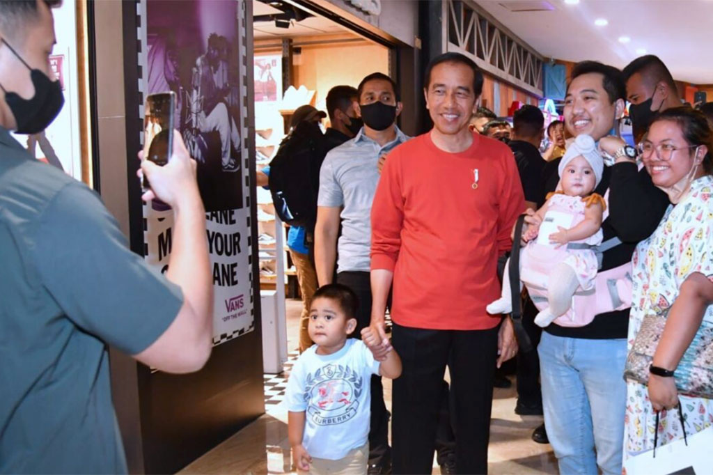 Kehadiran Presiden Jokowi bersama kedua cucunya, Sedah Mirah dan Panembahan Al Nahyan, serta menantu Bobby Nasution disambut antusiasme pengunjung.