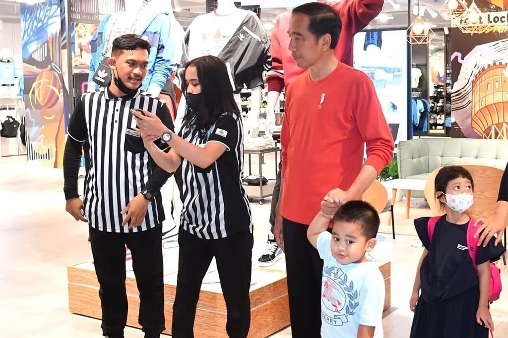 Setelahnya, Presiden mengunjungi beberapa toko pakaian dan membelikan celana olahraga warna merah muda dan kaus olahraga berwarna hitam untuk cucunya.