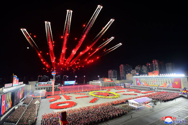 Pemimpin Korea Utara Kim Jong Un menyaksikan parade militer besar-besaran untuk memperingati 75 tahun berdirinya angkatan bersenjata, Rabu, 8 Februari 2023. 