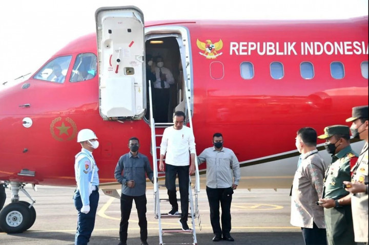 Setelah melakukan kunjungan kerja ke Sumatra Utara, Presiden Joko Widodo melanjutkan perjalanan menuju Aceh. Jokowi tiba di Bandara Malikussaleh Kabupaten Aceh Utara pada Jumat, 10 Februari 2023 pagi.