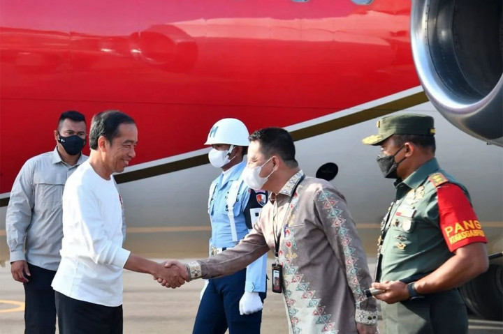 Presiden Jokowi tiba di Bandara Malikussaleh disambut Pj. Gubernur Aceh Achmad Marzuki, Pangdam I/Iskandar Muda Mayjen Mohamad Hasan, dan Kapolda Aceh Irjen Ahmad Haydar.