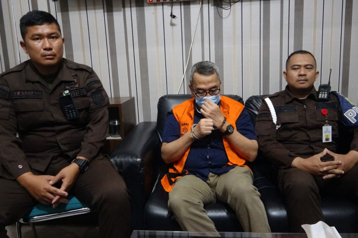 Setelah diamankan, Memet S Siregar dibawa ke Kantor Kejati Sumut untuk proses administrasi dan selanjutnya diserahkan ke Kejari Simalungun untuk diproses dan menjalani hukumannya sesuai putusan MA.