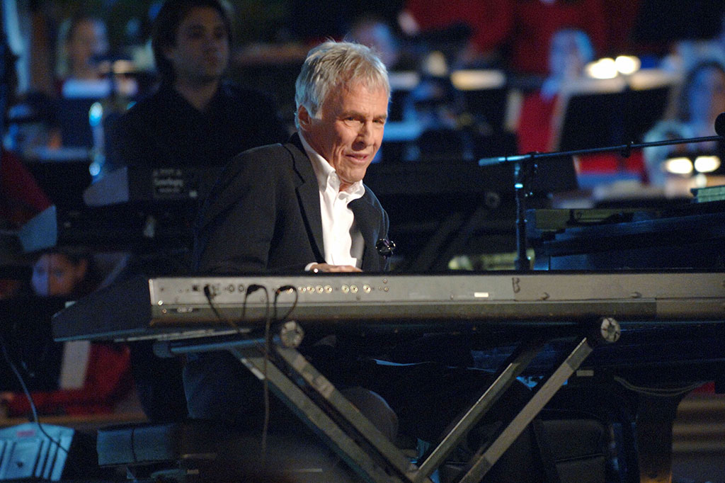 Bacharach yang meninggal dunia karena sebab alami di rumahnya, Rabu, 8 Februari, dikenal dengan balada romantis dan melankolis yang mengaburkan batas antara jazz dan pop.