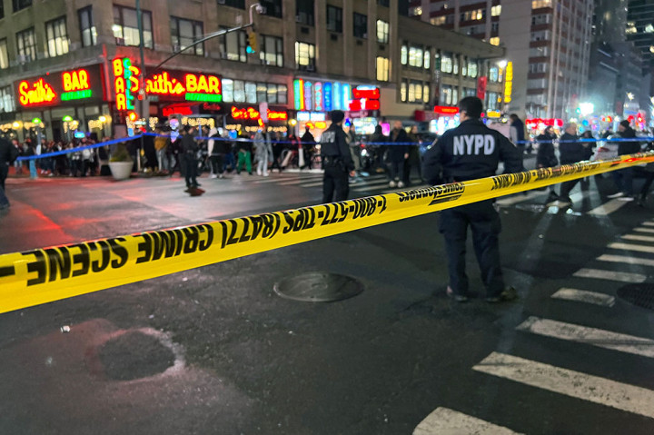 Garis polisi dibentangkan di sekitar tempat kejadian penembakan di New York City, Amerika Serikat, Kamis, 9 Februari 2023 waktu setempat.