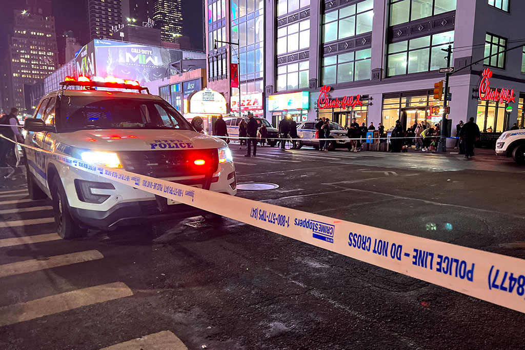 Polisi mengatakan mereka menerima panggilan darurat sekitar pukul 17:30 (2230 GMT), kemudian menemukan korban yang menderita luka tembak di dadanya di dekat West 44 Street dan 8th Avenue, beberapa menit berjalan kaki dari Times Square.