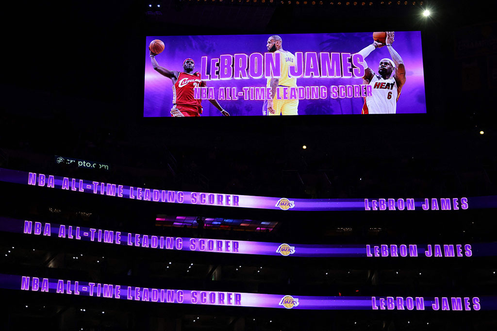 Los Angeles Lakers menggelar perayaan keberhasilan LeBron James sebagai pencetak poin terbanyak (top skor) sepanjang masa NBA, sebelum laga melawan Milwaukee Bucks di Crypto.com Arena Los Angeles, Jumat, 10 Februari 2023 WIB.