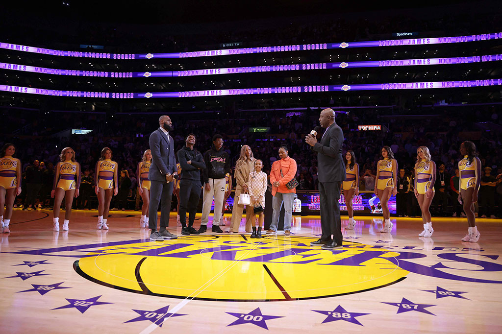 Penghormatan digelar dua hari setelah King James menyalip Kareem Abdul-Jabbar, yang menduduki puncak daftar skor NBA selama 39 tahun.