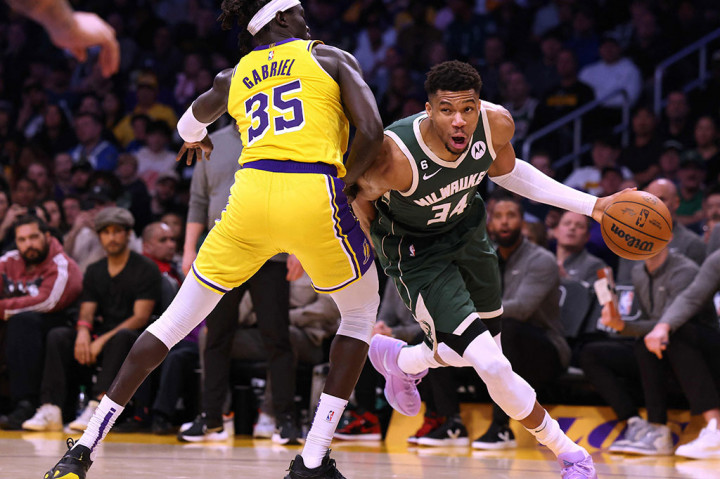 James kemudian menjadi penonton saat Giannis Antetokounmpo mencetak 38 poin dan 10 rebound untuk memimpin Bucks meraih kemenangan kesembilan beruntun tersebut. Khris Middleton menambahkan 22 poin dari bangku cadangan untuk Milwaukee.