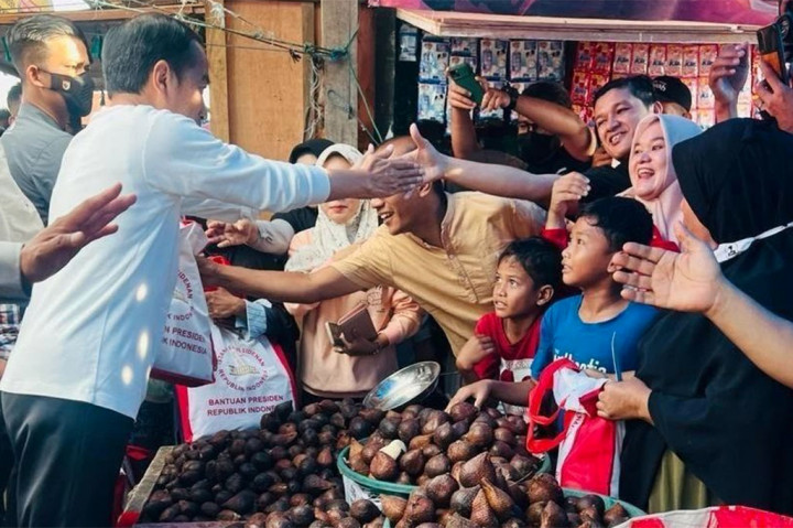 Tiba sekira pukul 08.45 WIB, Presiden yang mengenakan kaus putih lengan panjang langsung menyapa para pedagang di sana sekaligus mengecek harga-harga sejumlah komoditas