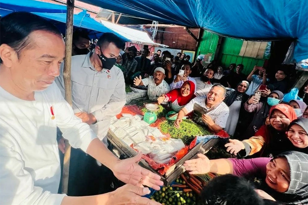 Fahrizal, seorang penjual bahan makanan mengatakan bahwa selain bertanya mengenai kondisi harga, Jokowi juga membeli barang dagangannya. 