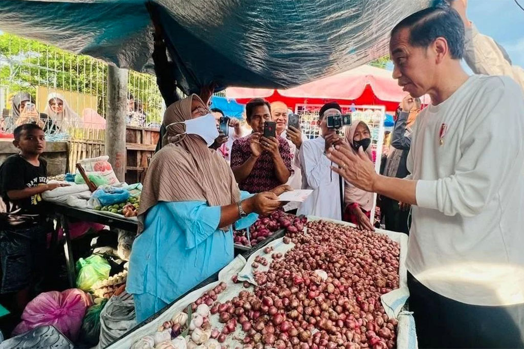 Di samping itu, Presiden Jokowi juga turut memberikan sejumlah bantuan berupa uang tunai dan sembako kepada para pedagang dan masyarakat di sana.