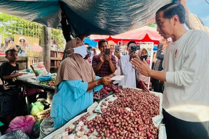 Di samping itu, Presiden Jokowi juga turut memberikan sejumlah bantuan berupa uang tunai dan sembako kepada para pedagang dan masyarakat di sana.