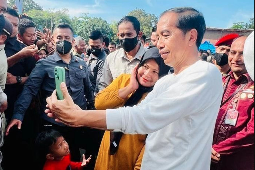 Kunjungan Presiden disambut antusias oleh masyarakat, mulai dari pedagang hingga anak-anak. “Pak Jokowi, Pak Jokowi,” sorak sejumlah anak-anak yang membawa bendera merah putih di tangannya.