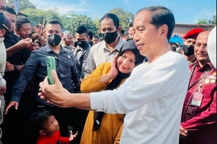 Kunjungan Presiden disambut antusias oleh masyarakat, mulai dari pedagang hingga anak-anak. “Pak Jokowi, Pak Jokowi,” sorak sejumlah anak-anak yang membawa bendera merah putih di tangannya.