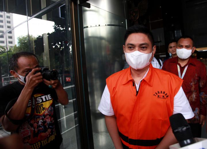 Selain itu, terdakwa juga diminta membayar uang pengganti sebesar Rp110.604.731.752 dan jika tidak dibayar dalam waktu satu bulan setelah putusan berkekuatan hukum tetap maka harta bendanya disita untuk dilelang. Namun jika itu tidak mencukupi maka diganti pidana penjara selama dua tahun.