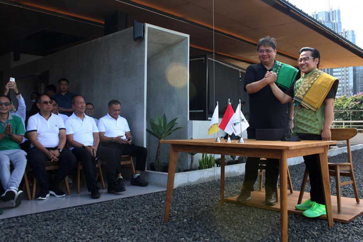 Ketua Umum Partai Golkar Airlangga Hartarto (kiri) dan Ketua Umum Partai Kebangkitan Bangsa (PKB) Muhaimin Iskandar (kanan) memberikan keterangan setelah makan pagi pada pertemuan di Istora Senayan, Jakarta, Jumat, 10 Februari 2023.