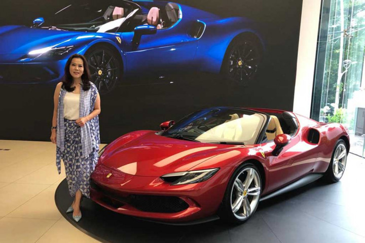 Ferrari Indonesia tahun ini seperti terlihat sangat agresif dengan produk barunya. Baru di bulan kedua 2023, mereka langsung memboyong versi convertible dari 296 GTB yang kini bernama 296 GTS atau versi atap terbuka. 