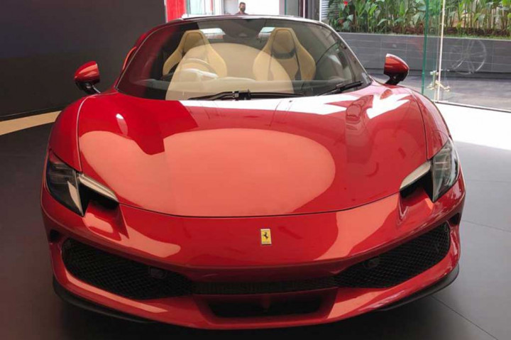 Secara umum Ferrari 296 GTS adalah kembaran Ferrari 296 GTB yang lebih dulu diluncurkan di Indonesia pada 2022 lalu.   