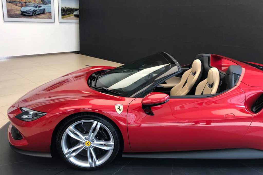 Mempunyai basis mesin dan motor listrik yang sama dengan versi 296 GTB, yaitu menelurkan lebih dari 800 daya kuda yang merupakan gabungan tenaga antara mesin konvensional dan motor listrik. Sementara torsi mobil ini sanggup melecut dengan 740 Newton meter dan maksimal kecepatan 330 km per jam.