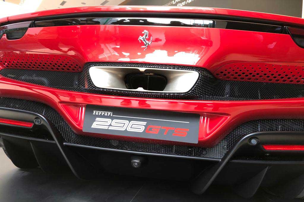 Seperti biasa, Ferrari tak pernah menjelaskan soal harga dan berapa jumlah orang yang sudah memesan kendaraan tersebut. Namun jika melihat harga dasar yang dijual di luar negeri yang mencapai lebih dari USD300 ribu, artinya bisa mencapai Rp4 miliar lebih. Namun ini masih harga dasar yang belum menghitung biaya pajak, impor dan ragam biaya lain yang bisa mempengaruhi harga on the road-nya.