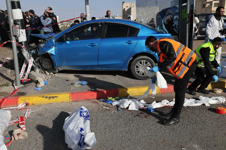 Seorang juru bicara polisi mengatakan bahwa sekitar pukul 1:30 siang (1130 GMT) pengemudi mobil, seorang warga Issawiya berusia 31 tahun, lingkungan Palestina di Yerusalem timur, menabrak dengan kecepatan tinggi  orang yang tidak bersalah yang menunggu di halte bus. 