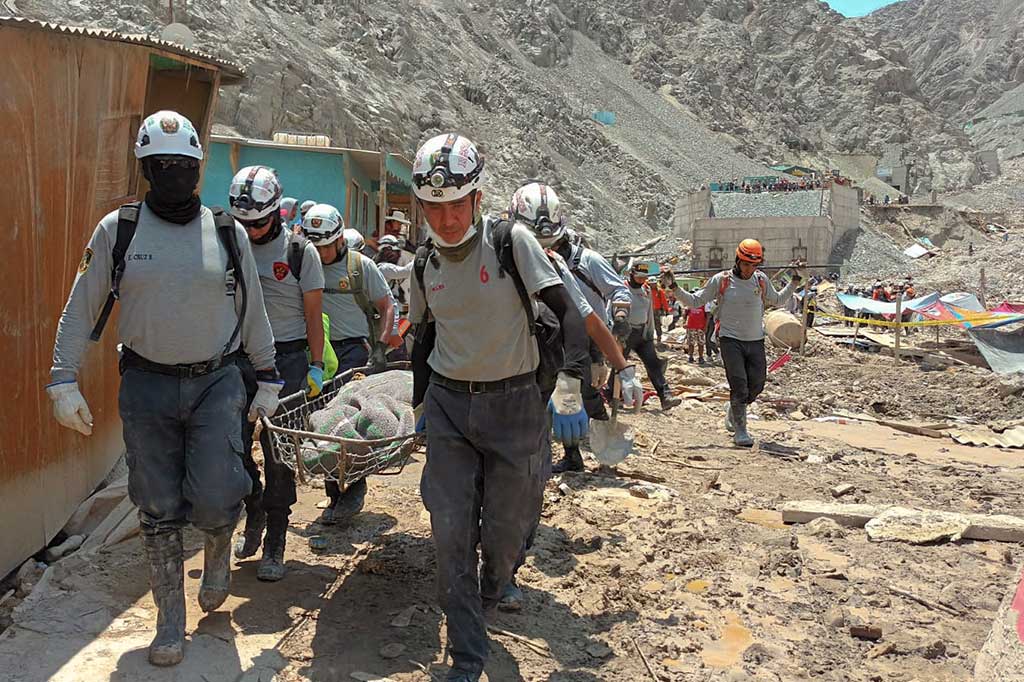 Tim penyelamat mengevakuasi jenazah korban tanah longsor yang disebabkan oleh hujan lebat di sebelah barat Arequipa, Provinsi Camana, wilayah selatan Peru, pada Jumat, 10 Februari 2023 waktu setempat.