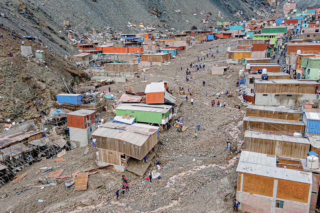 Tanah longsor terjadi setelah hujan lebat turun di wilayah Arequipa, Provinsi Camara, Peru, di mana rumah, jalan, sekolah, dan pusat medis hancur. Daerah tersebut adalah rumah bagi banyak tambang artisanal, dan para pejabat khawatir beberapa orang mungkin terjebak di tambang darurat. 