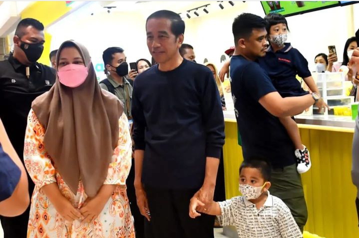 Mutiara, salah satu pengunjung yang dapat kesempatan untuk foto bersama Presiden mengungkapkan bahwa dirinya tidak menduga jika Presiden datang ke pusat perbelanjaan tersebut. “Sebenarnya tadi enggak menyangka sih karena pas lagi makan terus lagi lihat-lihat YouTube juga terus tiba-tiba ada keramaian enggak ngerti ada Pak Jokowi ke sini,” ungkapnya.