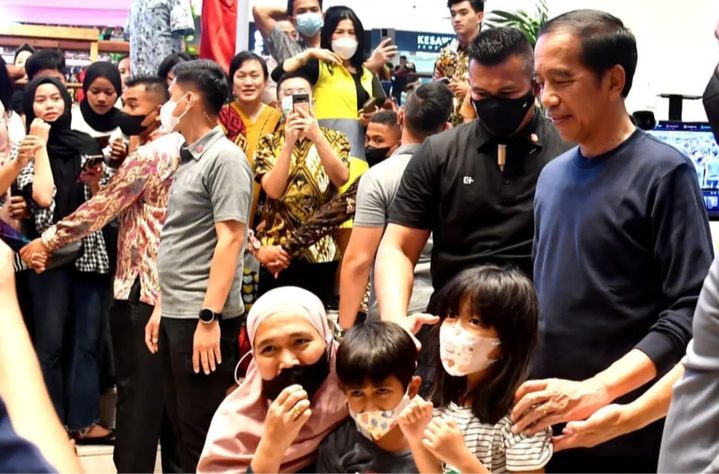 Pengunjung lainnya, Sani, juga tidak menyangka jika Presiden mengunjungi pusat perbelanjaan. Saat itu, dirinya sedang menikmati waktu luang bersama keluarga. “Kemarin kan bilangnya ke Podomoro, habis itu Bapak kan ke Aceh, enggak sangka balik ke Medan ke sini pula,” kata Sani.