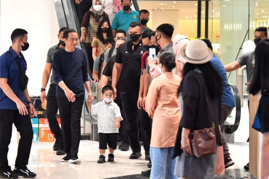 Di sela-sela kunjungan kerjanya di Kota Medan, Presiden Joko Widodo menyambangi Sun Plaza, Kota Medan, Provinsi Sumatra Utara, Jumat, 10 Februari 2023 malam. Para pengunjung pun kaget dan merasa senang bisa bertemu Jokowi.