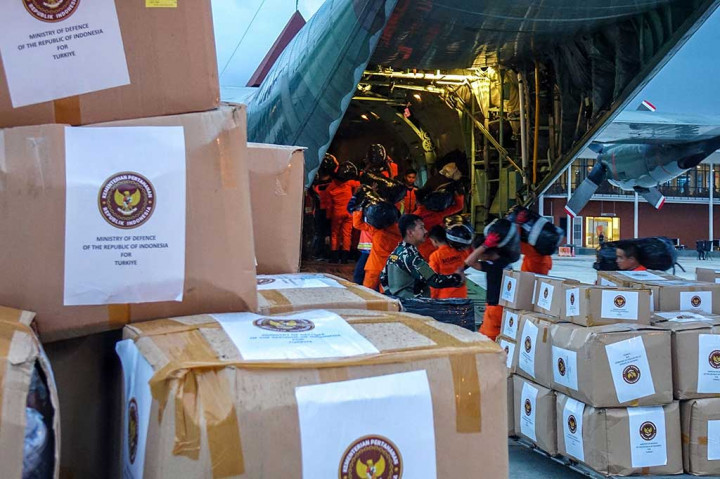 Petugas memuat bantuan kemanusiaan untuk korban gempa Turki ke dalam pesawat Hercules C-130 Angkatan Udara di Pangkalan Udara Halim Perdanakusuma, Jakarta, Sabtu, 11 Februari 2023.