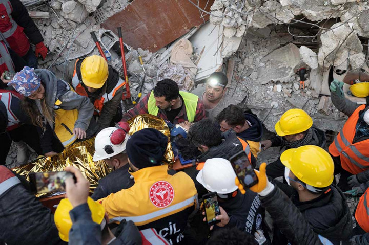 Seorang perempuan dievakuasi petugas dalam keadaan hidup, lima hari setelah dua gempa besar berturut-turut yang melanda Turki dan Suriah, di Hatay, Turki selatan pada Jumat, 10 Februari 2023.