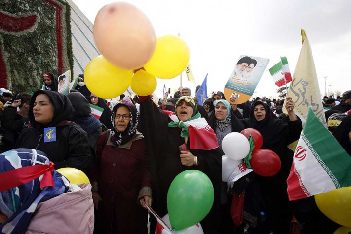 Rudal balistik Sejjil dan drone Shahed 136 dipajang di sekitar alun-alun tempat Presiden Ebrahim Raisi diperkirakan akan berbicara di depan massa.
