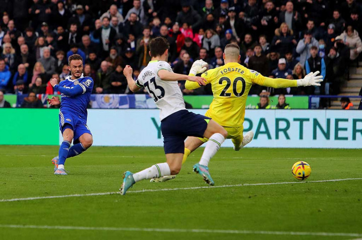 Leicester berbalik unggul dua menit kemudian saat Wout Faes merebut bola dan mengumpan kepada Kelechi Iheanacho, yang kemudian meneruskannya kepada James Maddison kemudian melakukan tendangan mendatar ke sudut kiri gawang untuk membawa Leicester berbalik memimpin 2-1.