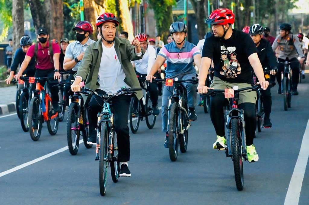 Presiden Joko Widodo (Jokowi) bersepeda sembari meninjau penataan Kota Medan, Sumatra Utara, pada Minggu, 12 Februari 2023 pagi.
