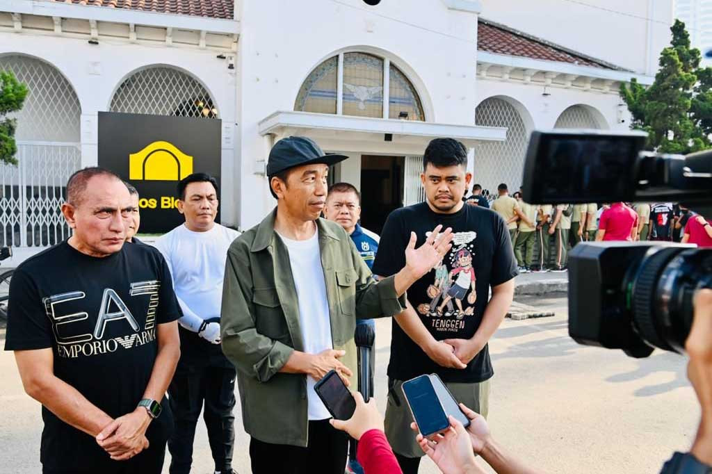 Dalam kegiatannya bersepeda meninjau penataan Kota Medan, Presiden didampingi oleh Gubernur Sumatra Utara Edy Rahmayadi serta Wali Kota Medan Bobby Nasution. 